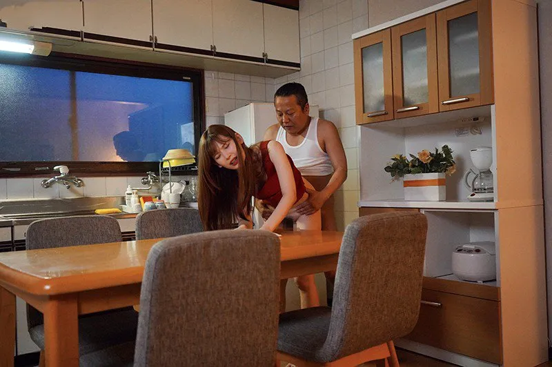 Con gái bị chồng yêu mới của má làm tình mỗi ngày, cho dù đã có người yêu