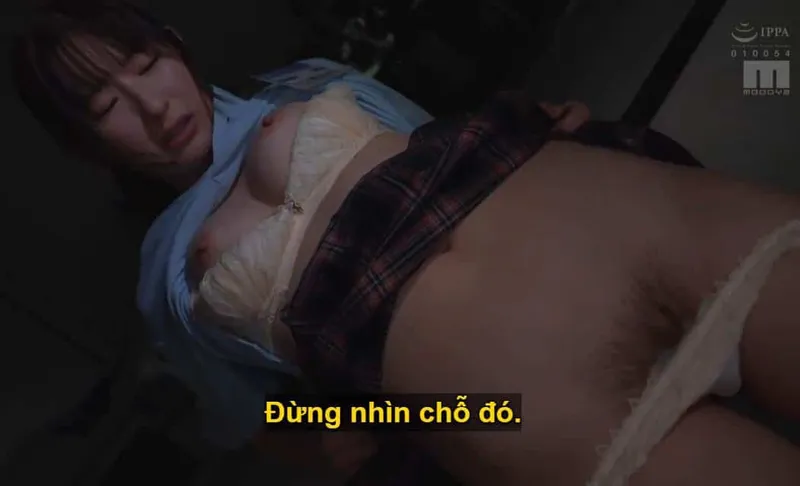 Ông chủ lập mưu "dạy dỗ" cô nhân viên dưới quyền kiêu kỳ lười nhác, suốt ngày chỉ chăm chăm tán gẫu tin nhắn với người yêu.